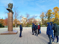 У памятника Николаю Демидову